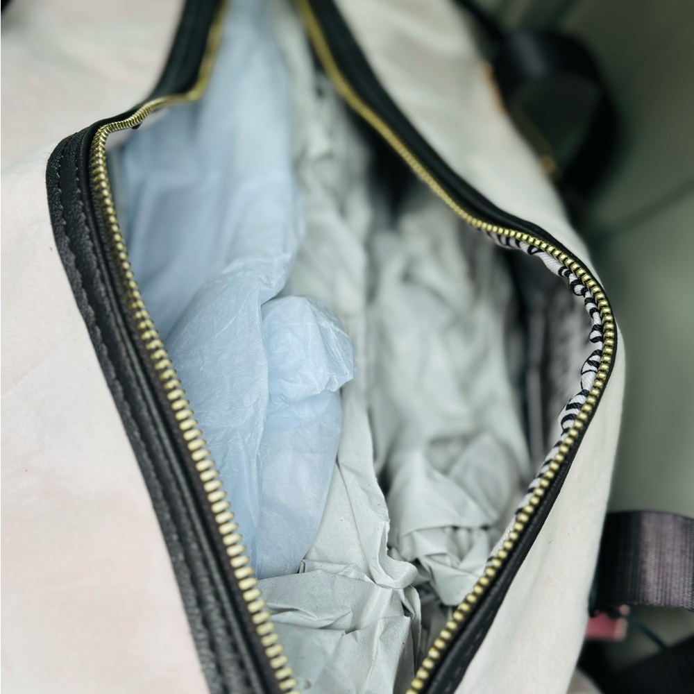 Juicy Couture Pink and Black Travel Bag - Picture 8 of 8